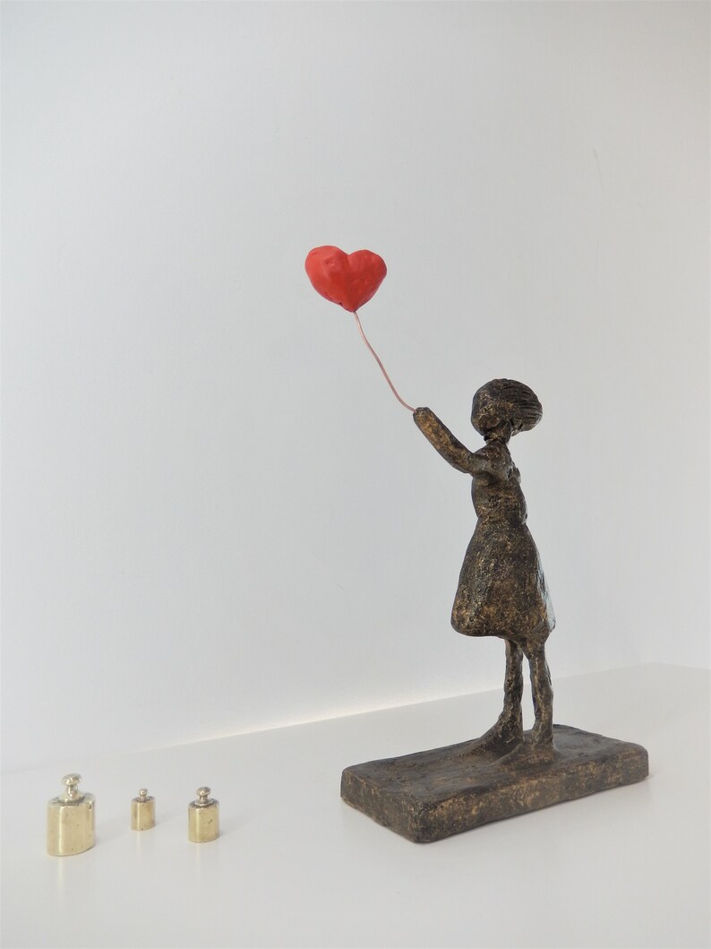 Gatukonstskulptur - Flicka med ballong efter Banksy - en smal staty i Giacomettis stil bild 6