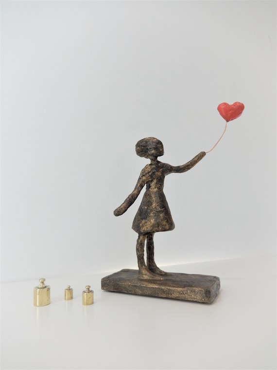 Sculpture Street Art - Fille au ballon d'après Bansky - statue filliforme dans le style de Giacometti