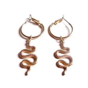 CREOLES WITH SNAKE CHARMS; Creoles tone Gold & charms Snake Pattern; Vintage 2000s; For her; Collectibles.