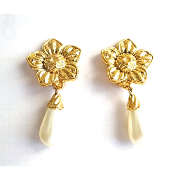 FLOWER PATTERN CLIPS; Hanging earrings Ton Or Flowers & Pearls; Vintage 2000s; For her;  Couture buckles; Collectibles.