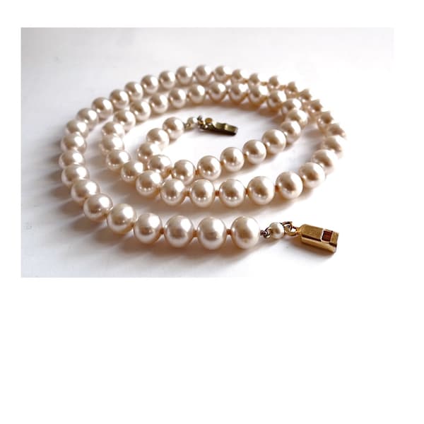 Pearl Choker Necklace; Pearl Glass Pearl Choker Necklace; Vintage 70s; For her; Chic and Timeless Necklace.