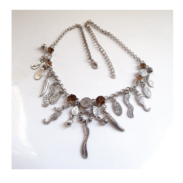 VINTAGE COLLIER À BRELOQUES; Plastron Breloques and Strass necklace; 2000s; For her; Charm Seahorse and other charms; Chic Boho.