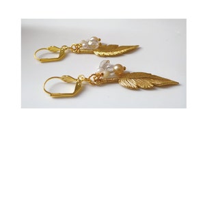 PENDIENTES Plumas de Oro; Años 2000; Regalo para ella; Pendientes colgantes de plumas y perlas; Rizos bohemios elegantes.