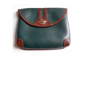 Könnte beinhalten: Eine grüne Leder-Clutch mit braunen Verzierungen und einem goldenen Jaguar Fragrances-Logo aus Metall.
