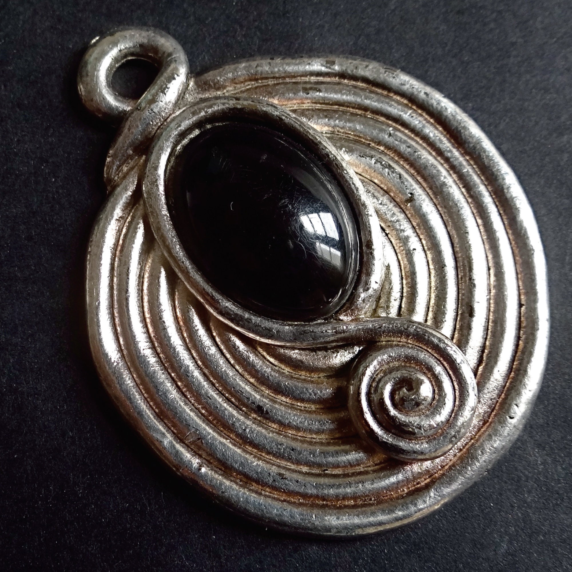 Pendentif Vintage Jacky De G - Dieu Aztèque Doré, Métal Et Résine, Longueur 14 Cm