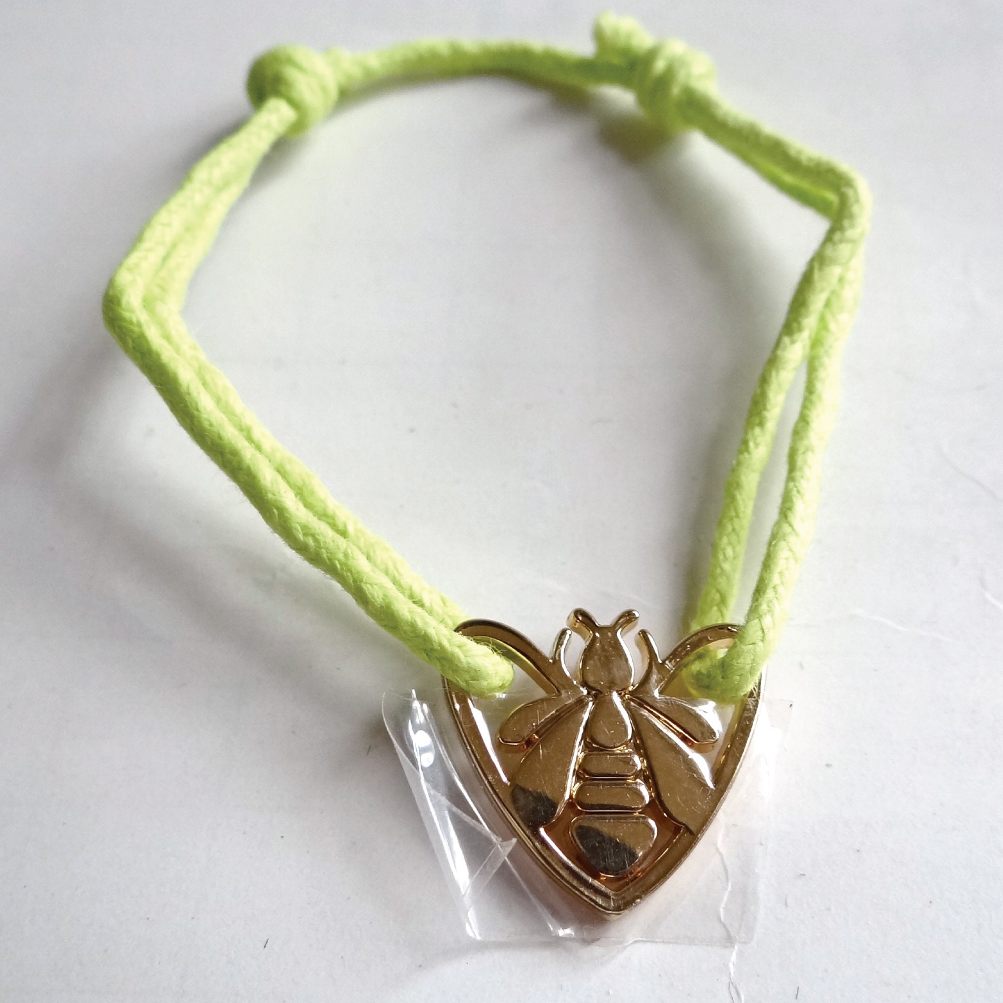 Braccialetto Con Ciondolo Ape Regina - Gioiello Elastico Con Tripla Placcatura Argento, In Confezione Regalo