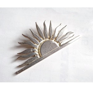 SPILLA DEL SOLE TRAMONTANTE; Spilla firmata Caroll, spilla tono argento, vintage anni 2000, spilla per lei e lui, da collezione.