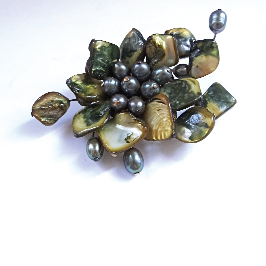 Broche Avec Incrustation De Nacre - Belle Pièce Neuve Ancienne, Dimensions 60 Sur 45 Mm - Sans Marque