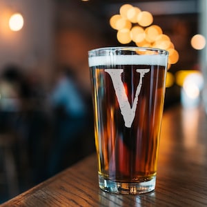 Elija su letra y fuente Monograma de una sola letra de vaso de cerveza de 16 oz grabado personalizado, envío mejorado gratuito de 2 días, regalos para él