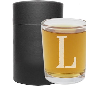 Vaso de chupito personalizado grabado de 2,5 oz, paquete de 1, obsequios de fiesta, despedida de soltero o soltera, regalo de cumpleaños número 21 para él o ella, elija su letra