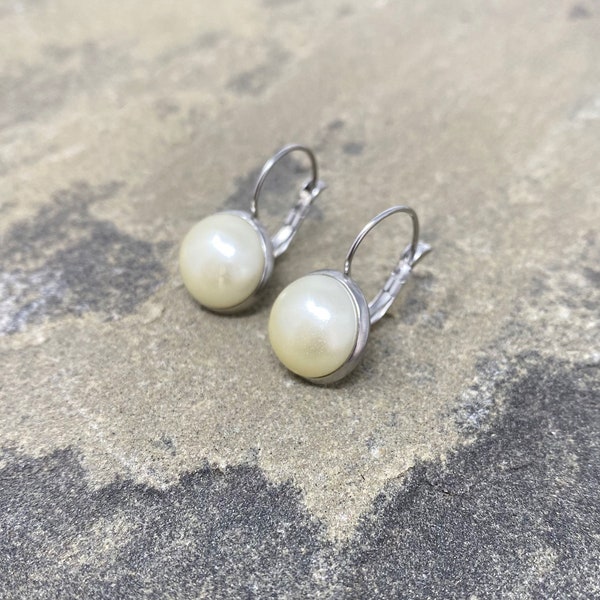 Cream Pearl Earrings • Pearl Drop Earrings • Ivory Pearl Everyday Earrings • Off White Pearl Earrings • Simple Pearl Earrings • E809-S-CP