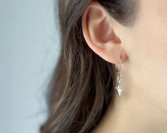 Brincos vintage minimalistas punk prateados com spikes, brincos pendentes pontiagudos em tom prateado, estilo geométrico, brincos leves, para uso diário, E633