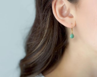 Brincos pendentes pequenos em verde sálvia, estilo vintage, com fecho de alavanca em ouro 18k, Bridgerton Jewelry, E2315