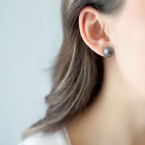 Graue Perlen Ohrstecker, Jeden Tag Dome Ohrstecker, diese Ohrstecker sind Mittelgrau, Geschenkidee für Mamas Geburtstag, S413-GP