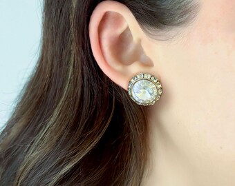 Pendientes de botón Rivoli transparentes, grandes pendientes de botón de cristal con engaste dorado, pendientes de clip vintage reciclados, brillantes, S901