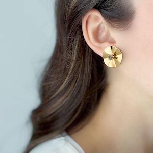 Gold and Crystal Accordion Disc Stud Earrings, Vintage Angular Minimalist Studs, Unfolded Circles, Simple Mod Style, Round Design, S190538