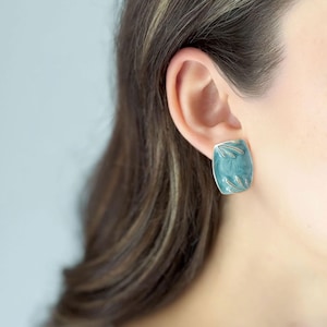 Pendientes de botón de plata y esmalte azul grisáceo de los años 80, forma rectangular, gris pizarra vintage, diseño de espiral, estilo retro, S230180