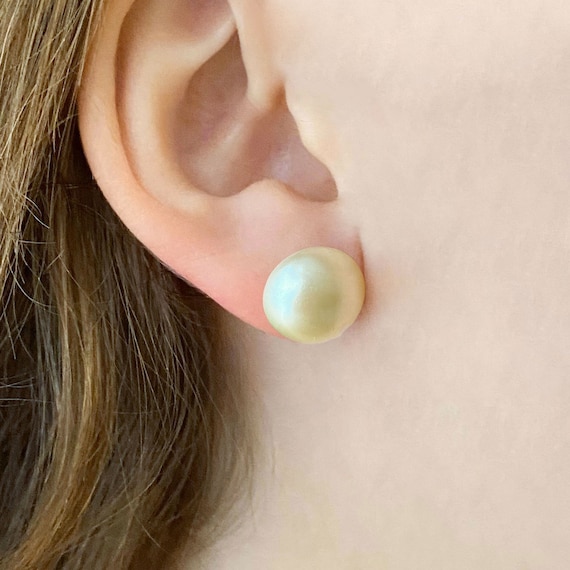 Off white pearl earrings discount