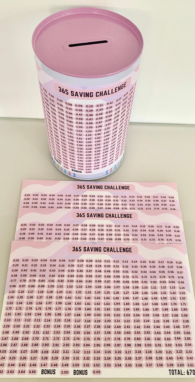 K&ouml;nnte beinhalten: Ein rosafarbenes Sparschwein aus Metall mit einem Schlitz oben. Das Sparschwein hat eine Tabelle an der Seite mit dem Text "365 Saving Challenge" und Zahlen von 0,01 bis 3,65. Es gibt einen Bonusbetrag von 2,00 und einen Bonusbetrag von 0,05. Der Gesamtbetrag betr&auml;gt 670.