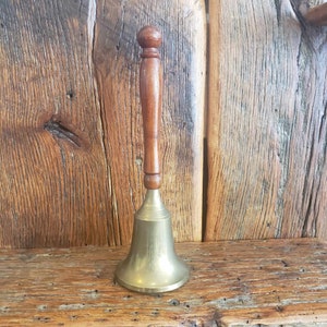 Campana vintage de latón con mango de madera