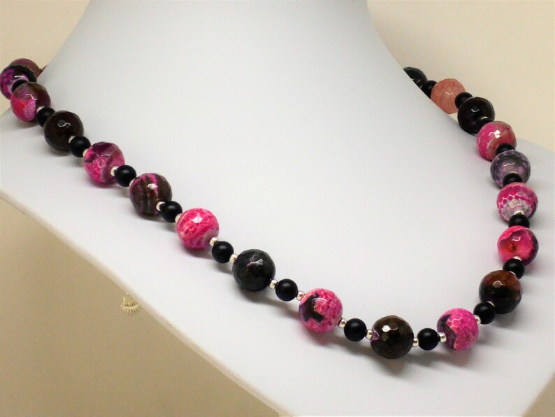 Necklace faceted agate and onyx
