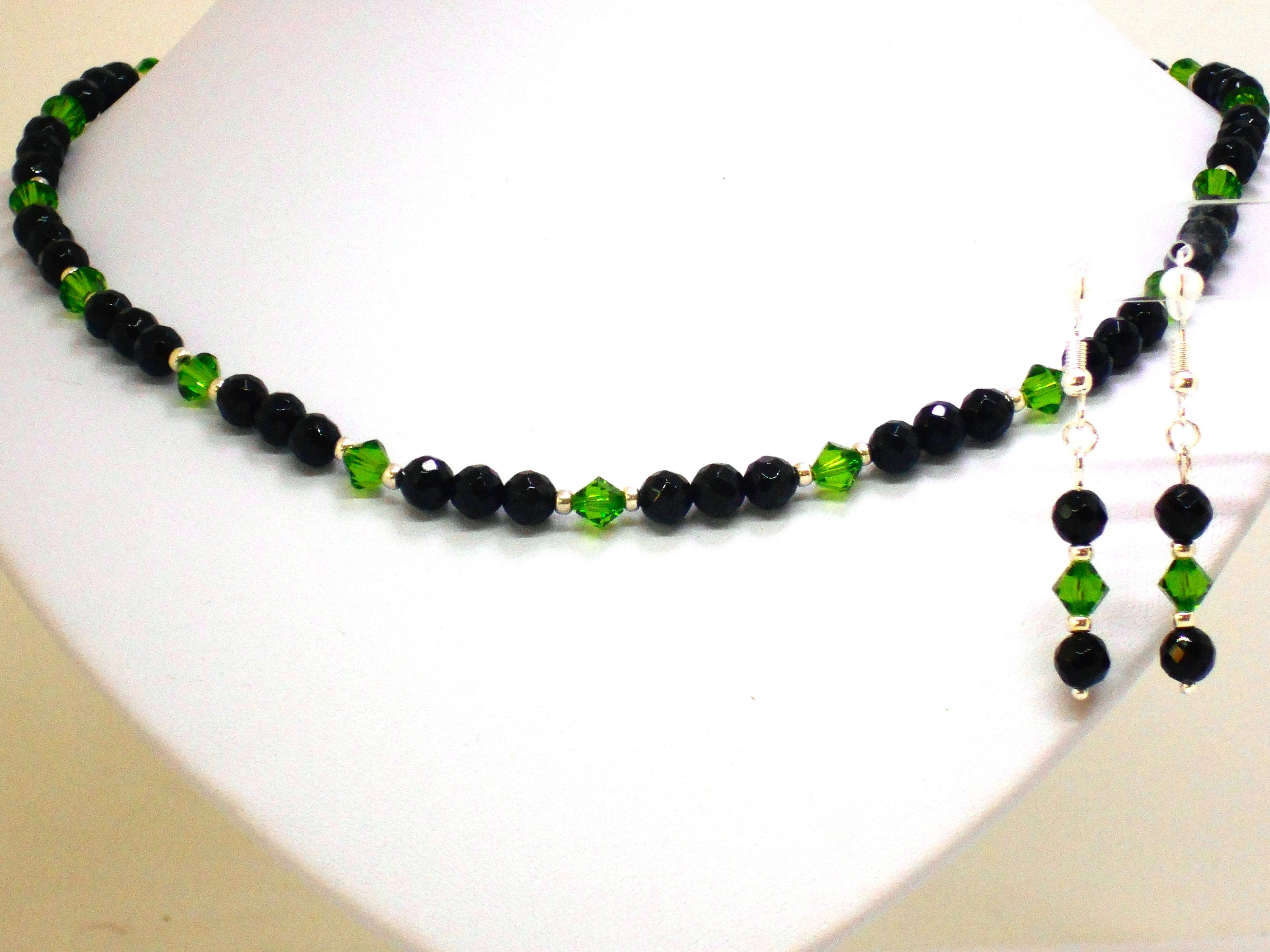 スワロフスキー 緑色ストーンのネックレスとイヤリングセット