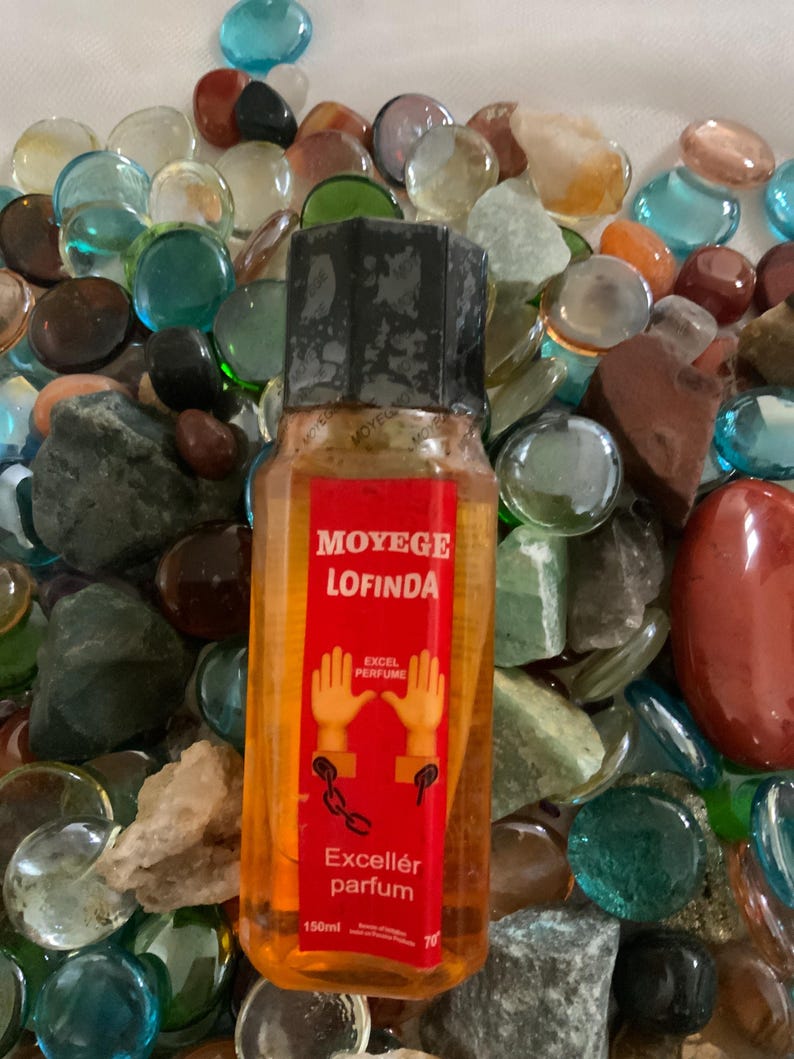 Pu&ograve; includere: Una bottiglia arancione trasparente con un tappo nero e un'etichetta rossa. L'etichetta dice "Moy&eacute;ge Lofinda Excel Perfume" e presenta un'immagine di due mani ammanettate. La bottiglia dice anche "Excell&eacute;r parfum" e "150ml".