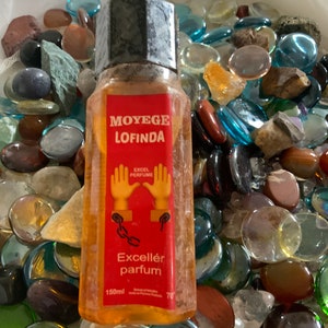 Pu&ograve; includere: Una bottiglia di vetro trasparente con un'etichetta rossa che dice "Moy&egrave;ge Lofinda Excell&eacute;r parfum" e "Excel Perfume". La bottiglia ha una capacit&agrave; di 150 ml e ha un tappo nero. L'etichetta presenta anche un'immagine di cartoni animati di due mani con catene.