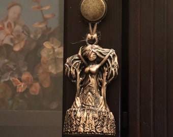 Ornement Imbolc - Décoration d'intérieur - Porte-clés - Cintre de voiture - Figurine de sorcière Wicca Vikings Pagan Witchcraft - Pièce d'autel - Fabriqué en Estonie