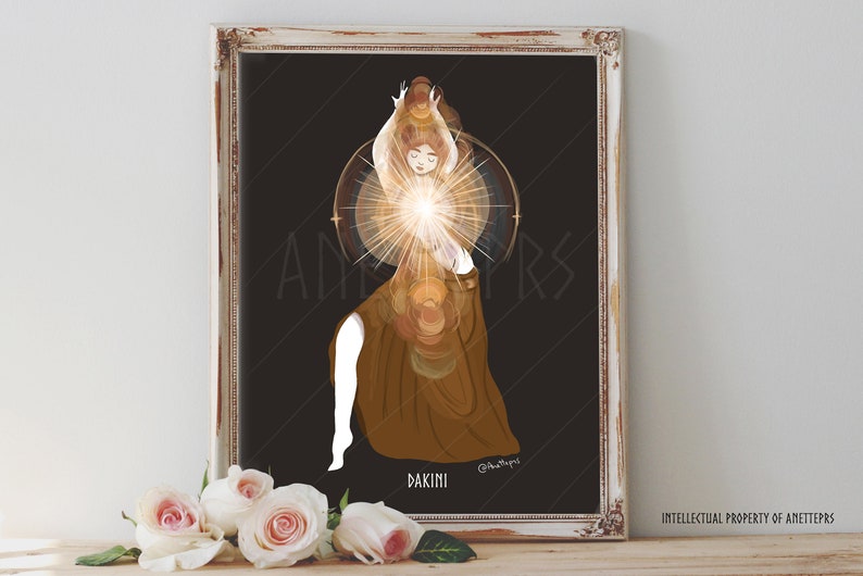 Puede incluir: Una ilustraci&oacute;n digital de una mujer con cabello largo y suelto, vestida con un vestido marr&oacute;n y sosteniendo un orbe brillante. El fondo es negro con un c&iacute;rculo dorado alrededor de la mujer. El texto "DAKINI" est&aacute; en la parte inferior de la imagen.