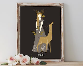 Könnte beinhalten: Eine digitale Illustration von Artemis, der griechischen Göttin der Jagd, mit einem Reh. Sie ist mit Pfeil und Bogen dargestellt, trägt ein graues Kleid mit Blumenmuster und eine Krone aus Geweih und Blättern. Der Hintergrund ist schwarz mit dem Wort "ARTEMIS" in weiß unten.