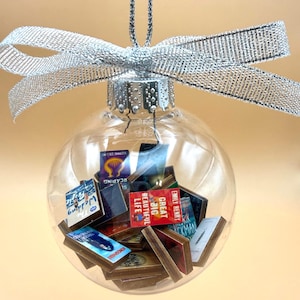 Decorazione natalizia per l'Anno dei Libri, regalo personalizzato per lettori amanti dei libri, libro in miniatura ricordo per club del libro, plastica infrangibile