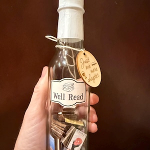 Rok książek Mini butelka wina | Szklana butelka wypełniona miniaturowymi książkami | Prezent dla klubu książki | Klasyka, Goodreads, Zaprojektuj własne