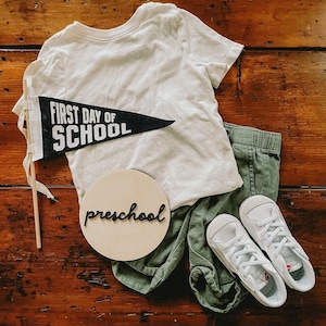 Señal redonda del primer día de clases / Mini señal de grado escolar / Señales de regreso a la escuela / Accesorios para imágenes escolares / Señal de preescolar / Señal de jardín de infantes