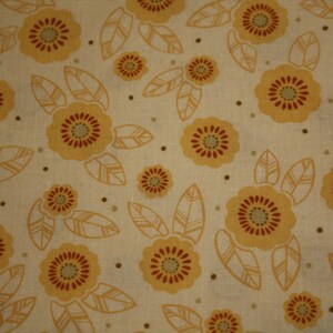 Op de afbeelding: Een beige stof met een herhalend patroon van gestileerde gele bloemen met rode centra en bruine bladeren. De bloemen hebben een textuur.
