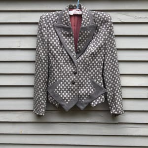 stijl van de jaren 1940 jas grijs geometrische vierkante selectievakje patroon hoekige kunstzinnige gestructureerd peplos
