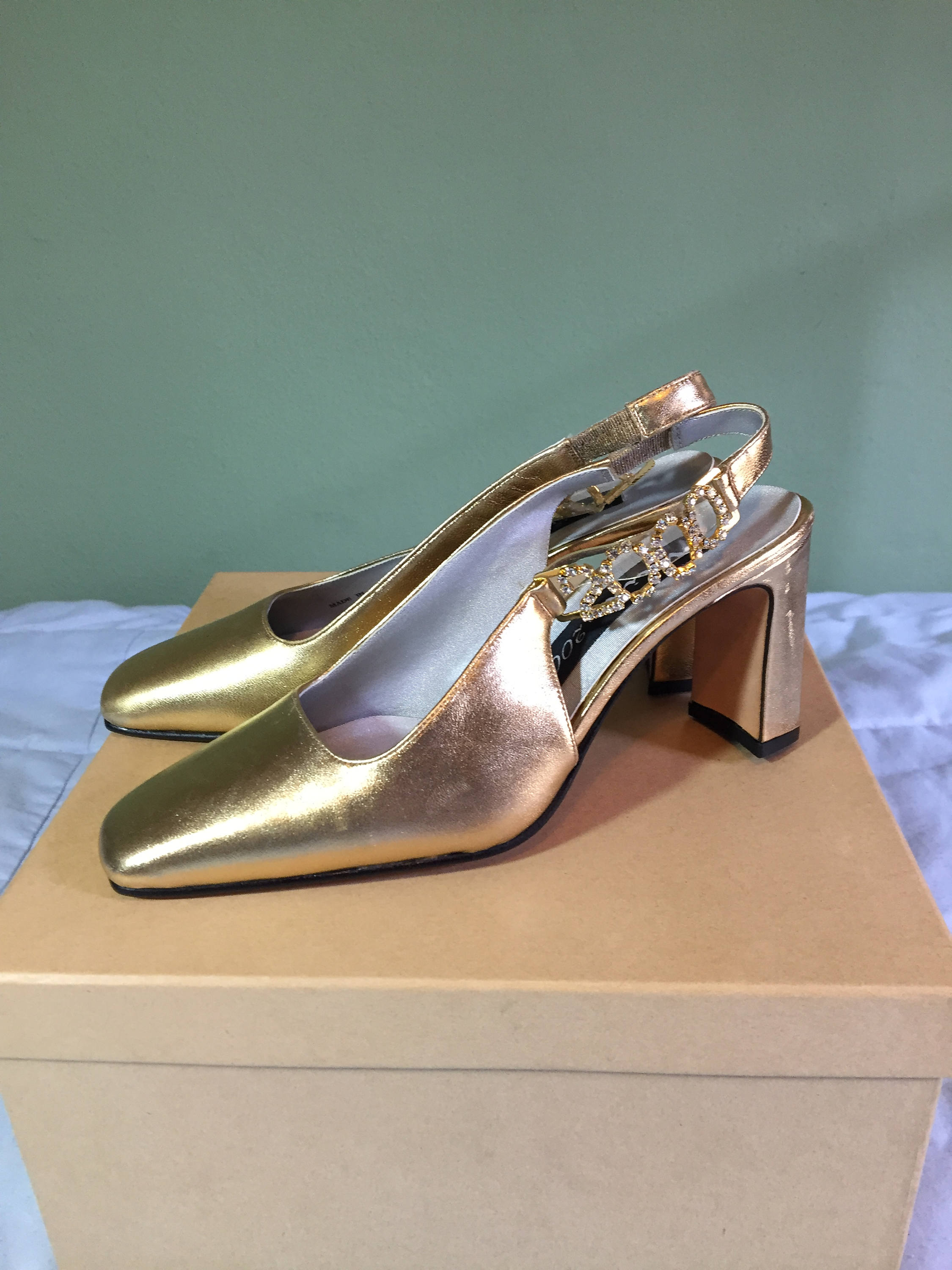 Gold slingback pumps sale