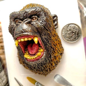 King Kong da &#39;Godzilla vs Kong&#39; Spilla o Magnete scolpito - Dipinto a mano & Cast resina