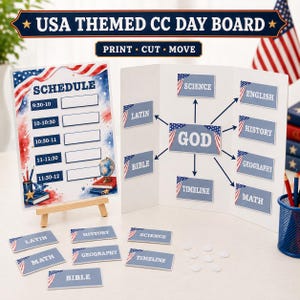 Op de afbeelding: Een USA-thema CC dagbordset met een schema op een houten ezel en een drieluik displaybord. Het schema toont tijden van 9:30 tot 12:00 uur. Het displaybord toont vakken zoals Wetenschap, Engels, Geschiedenis en Bijbel verbonden met God.