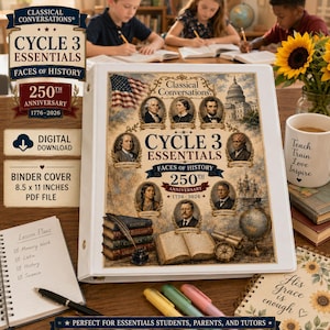 Puede incluir: Una carpeta de tres anillas blanca con una portada titulada Cycle 3 Essentials Faces of History. La portada muestra retratos de figuras históricas, una bandera estadounidense, el Capitolio, un globo terráqueo y libros con una pluma.