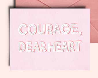 Könnte beinhalten: Eine rosa Karte mit dem Text "COURAGE, DEAR HEART" in weißen umrandeten Buchstaben mit einem rosa Schatten.