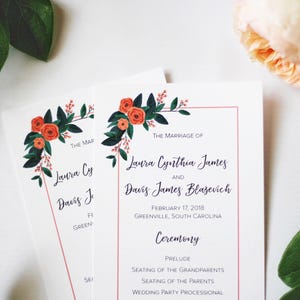 Pu&ograve; includere: Programma della cerimonia di matrimonio con un design floreale con fiori arancioni e verdi. Il programma elenca i nomi della coppia, Laura Cynthia James e Davis James Blazevich, la data del matrimonio, 17 febbraio 2018, e la localit&agrave;, Greenville, Carolina del Sud. Il programma include anche l'ordine della cerimonia, che comprende un preludio, il posizionamento dei nonni, il posizionamento dei genitori e la processione della festa di nozze.