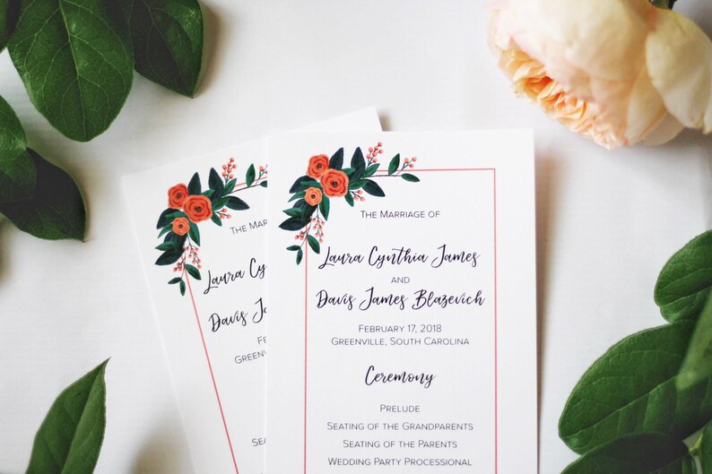Pu&ograve; includere: Programma della cerimonia di matrimonio con un design floreale con fiori arancioni e verdi. Il programma elenca i nomi della coppia, Laura Cynthia James e Davis James Blazevich, la data del matrimonio, 17 febbraio 2018, e la localit&agrave;, Greenville, Carolina del Sud. Il programma include anche l'ordine della cerimonia, che comprende un preludio, il posizionamento dei nonni, il posizionamento dei genitori e la processione della festa di nozze.