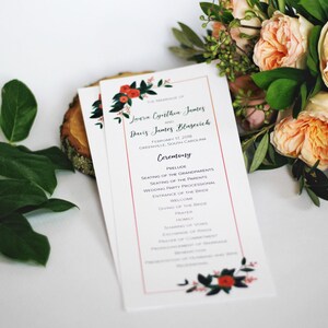 Pu&ograve; includere: Programma della cerimonia di matrimonio con un design floreale con fiori rossi e verdi. Il programma elenca i nomi della coppia, "Javan Cephilia James e Davis James Blasierich", la data "12 febbraio 2016" e la localit&agrave; "Greenville, Carolina del Sud". Il programma elenca anche l'ordine della cerimonia.