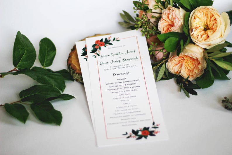 Pu&ograve; includere: Programma della cerimonia di matrimonio con un design floreale con fiori rossi e verdi. Il programma elenca i nomi della coppia, "Javan Cephilia James e Davis James Blasierich", la data "12 febbraio 2016" e la localit&agrave; "Greenville, Carolina del Sud". Il programma elenca anche l'ordine della cerimonia.