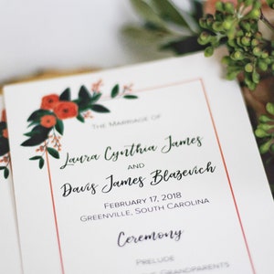Pu&ograve; includere: Programma della cerimonia di matrimonio con un design floreale con fiori rossi e foglie verdi. Il programma include i nomi Laura Cynthia James e Davis James Blazevich, la data 17 febbraio 2018 e la localit&agrave; Greenville, Carolina del Sud.