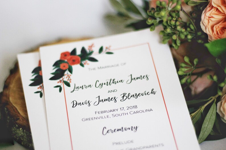 Pu&ograve; includere: Programma della cerimonia di matrimonio con un design floreale con fiori rossi e foglie verdi. Il programma include i nomi Laura Cynthia James e Davis James Blazevich, la data 17 febbraio 2018 e la localit&agrave; Greenville, Carolina del Sud.