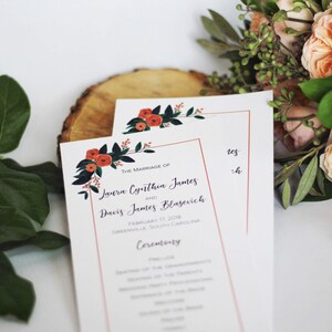 Pu&ograve; includere: Un programma per una cerimonia di matrimonio con un design floreale con fiori rossi e foglie verdi. Il programma include i nomi Laura Cynthia James e Davis James Blasovich, la data 17 febbraio 2018 e la localit&agrave; Greenville, Carolina del Sud.