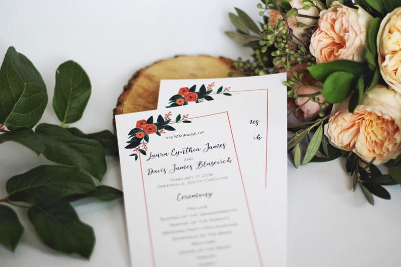 Pu&ograve; includere: Un programma per una cerimonia di matrimonio con un design floreale con fiori rossi e foglie verdi. Il programma include i nomi Laura Cynthia James e Davis James Blasovich, la data 17 febbraio 2018 e la localit&agrave; Greenville, Carolina del Sud.