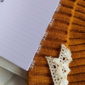 Divisori Mensili PVC Semitrasparente Per Planner, Misure A5, A6, Personal e Pocket, Testo in Vinile Bianco, Set da 12